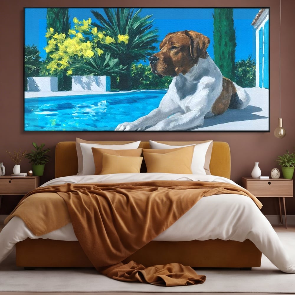 Tablou canvas cu tablou canvas cu caine la piscina, in rama de aluminiu negru, pe perete intr-un dormitor